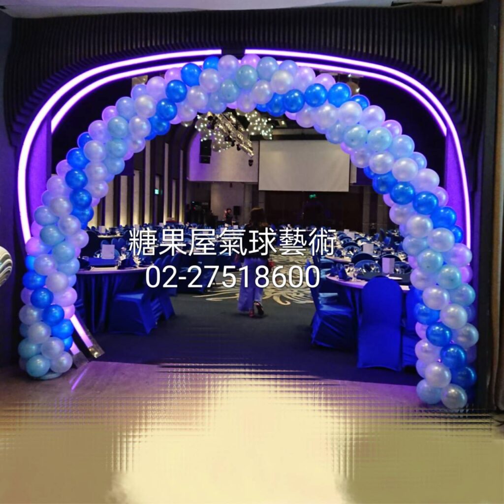 藍白螺旋氣球拱門，適合派對、企業活動及晚宴入口佈置