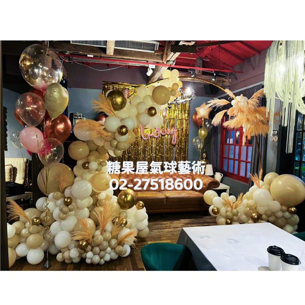 金白色花藝氣球拱門，適合餐廳、宴會及活動會場佈置