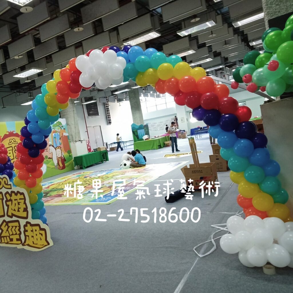 彩虹氣球拱門搭配白色雲朵造型，適合兒童生日、校園及親子活動佈置
