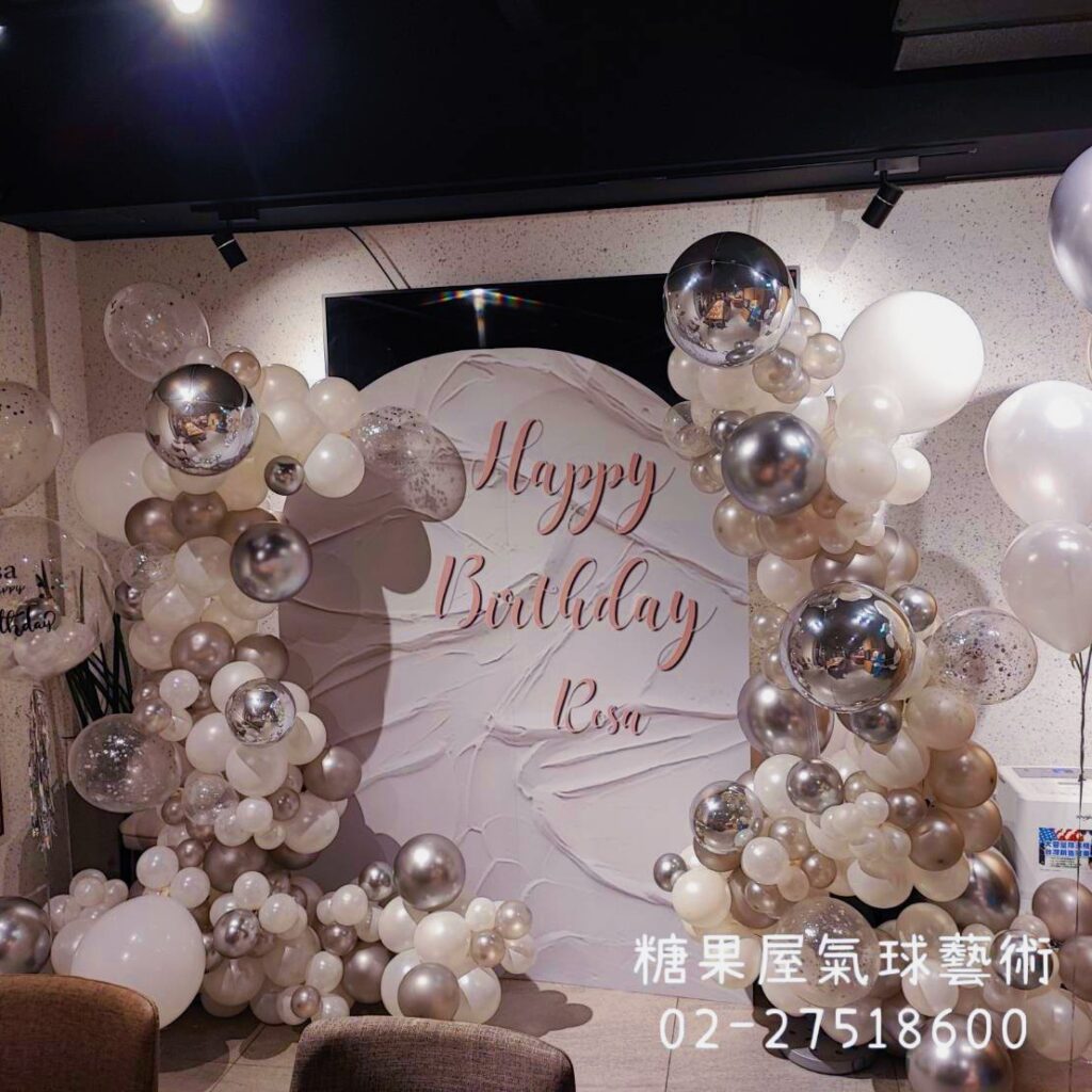 銀白色生日氣球柱搭配透明泡泡球,適合生日派對及慶生活動佈置