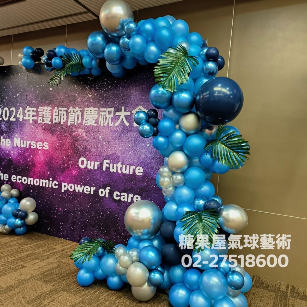 藍色熱帶葉片造型氣球柱,適合企業活動、舞台及大型會場佈置