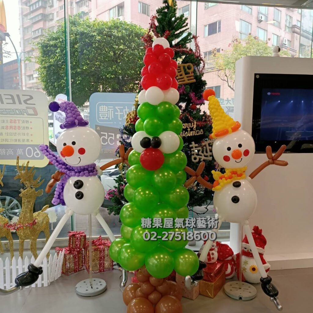 聖誕樹與雪人造型氣球柱,適合聖誕節、親子活動及節慶會場佈置
