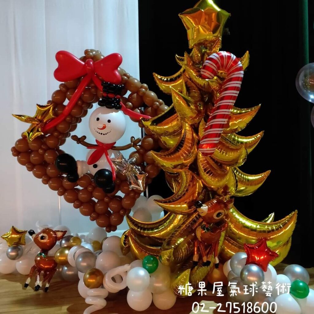 聖誕雪人造型氣球柱搭配金色聖誕樹,適合聖誕派對及節慶活動佈置