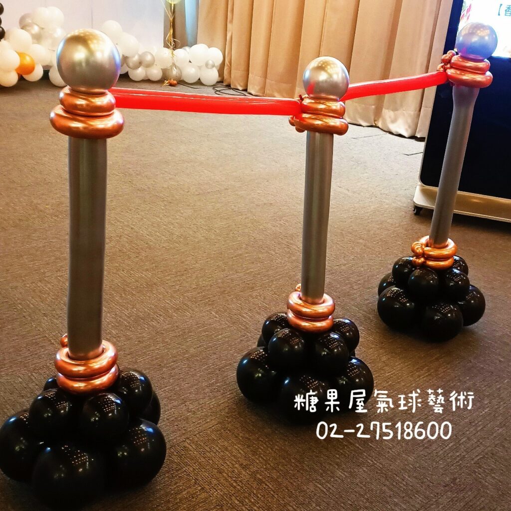 紅毯迎賓氣球柱搭紅色圍繩,適合頒獎典禮、VIP活動及企業迎賓佈置