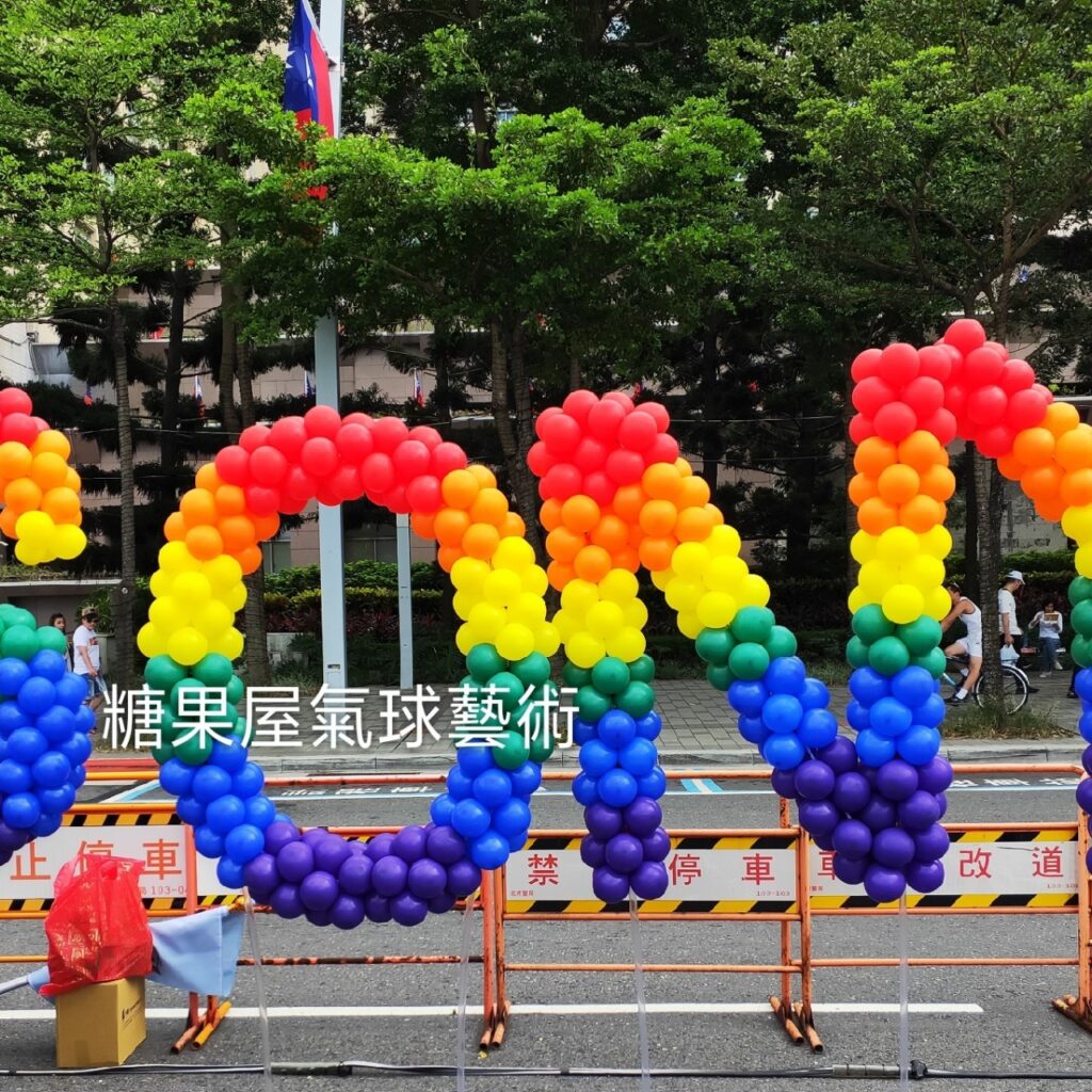 彩虹造型字母大型氣球柱,以繽紛彩色氣球製作,適合校園活動、園遊會及戶外活動佈置