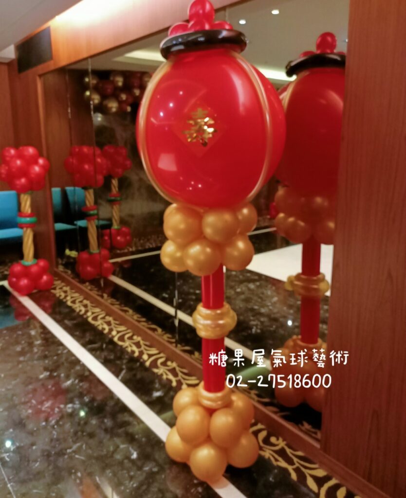 紅金大型氣球柱,適合典禮、開幕、喜慶活動與舞台入口佈置