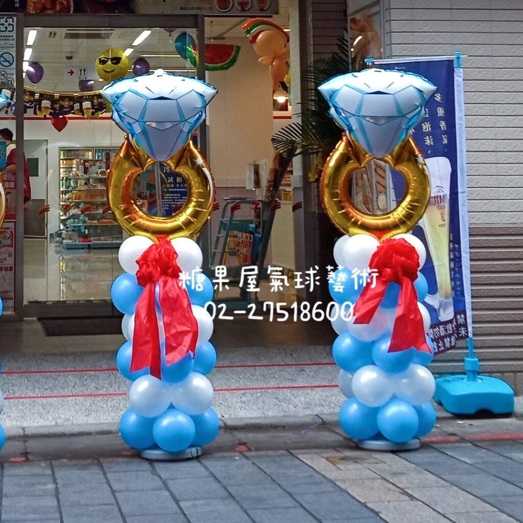 藍白鑽戒造型氣球柱,適合求婚、婚禮、訂婚與浪漫主題活動