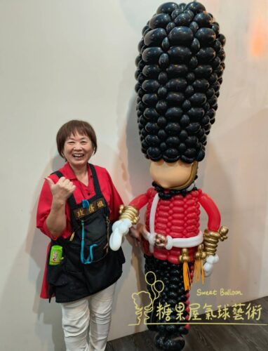 皇家衛兵氣球與大朋友合影