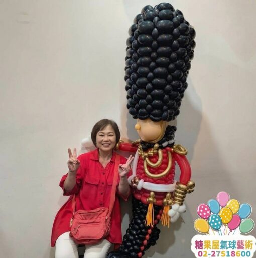 皇家衛兵氣球人偶與來賓合影