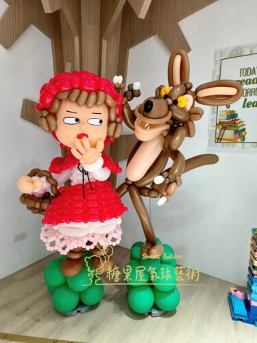 小紅帽造型氣球公仔搭配樹木背景