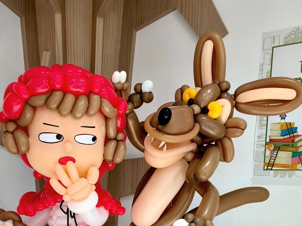 小紅帽與狼氣球人偶對視畫面